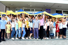 Прапор нашої Вкраїни має колір синьо-жовтий